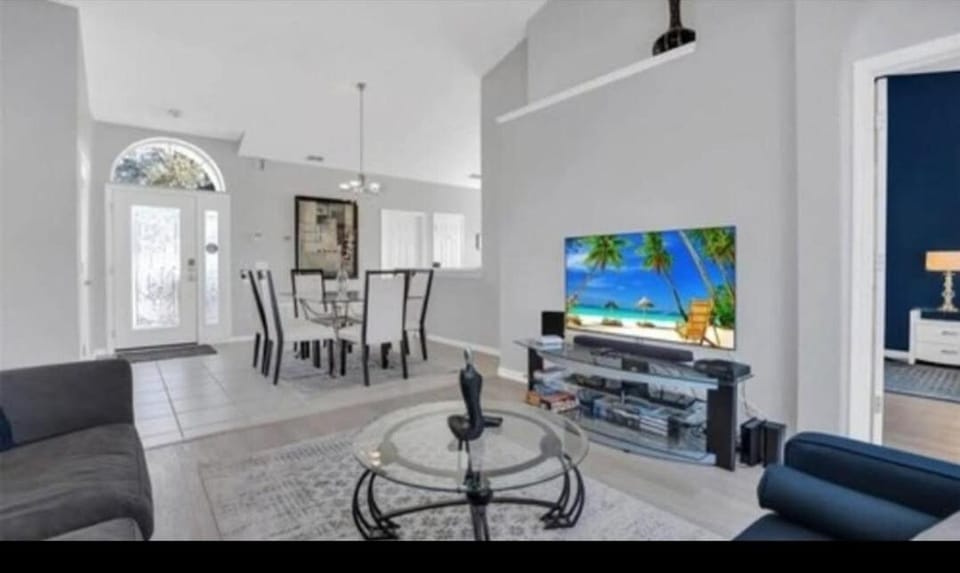 Spacious 3 bedroom pool home with lake view House in Four Corners