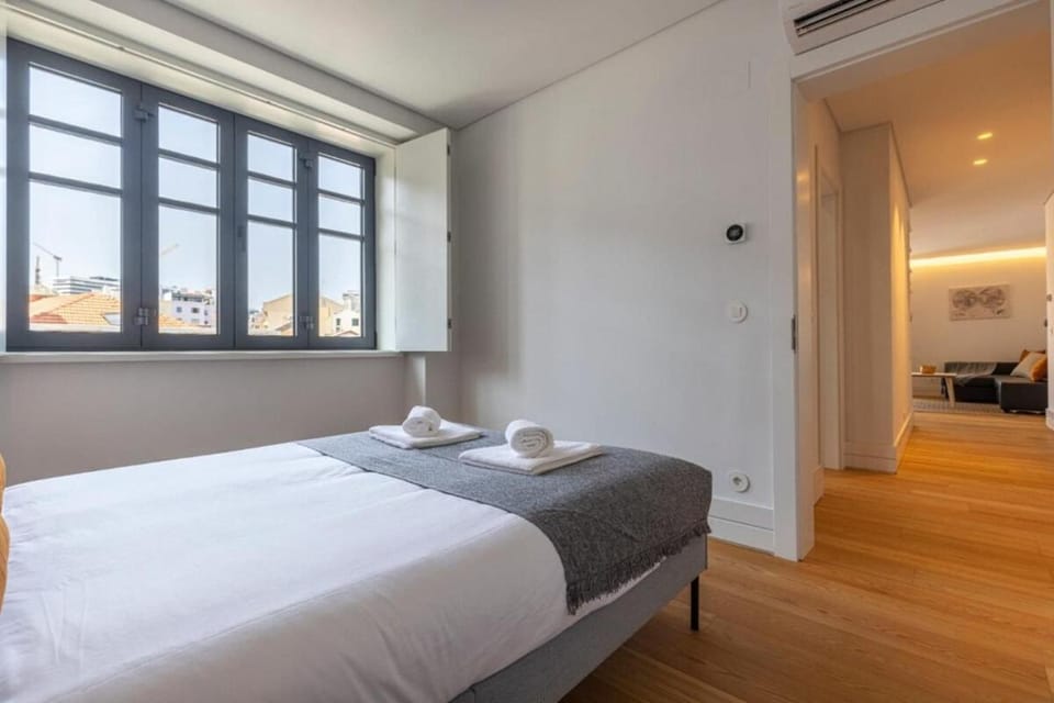 Bed, Bedroom, towels, air conditioner