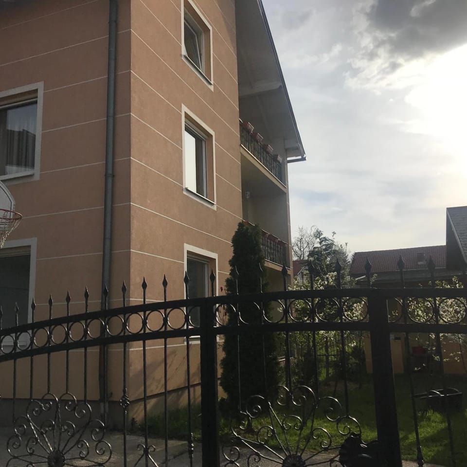 Property building, Spring, Day, Garden