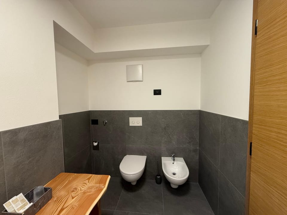 Toilet, bidet