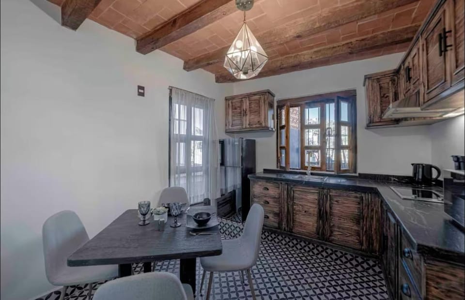 Kitchen or kitchenette, Dining area