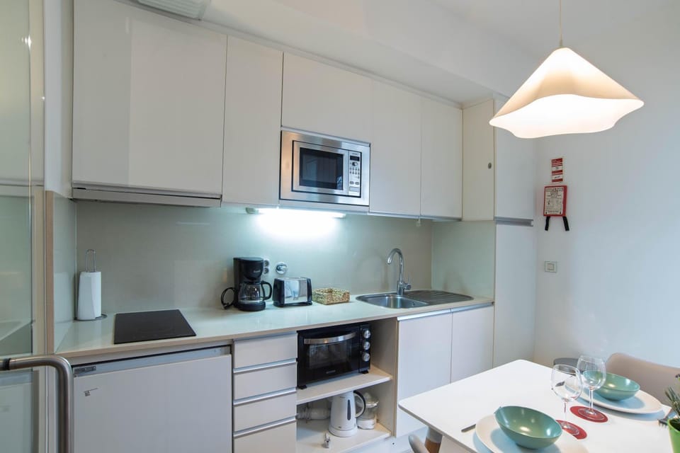 Coffee/tea facilities, Kitchen or kitchenette, Dining area, oven, stove, toaster, kitchen