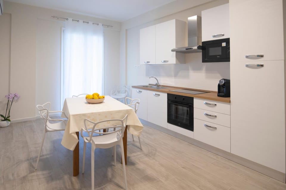 Kitchen or kitchenette, Internal: Not applicable to any particular room