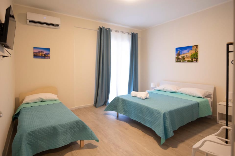 Bed, TV and multimedia, Photo of the whole room, Bedroom, towels, air conditioner