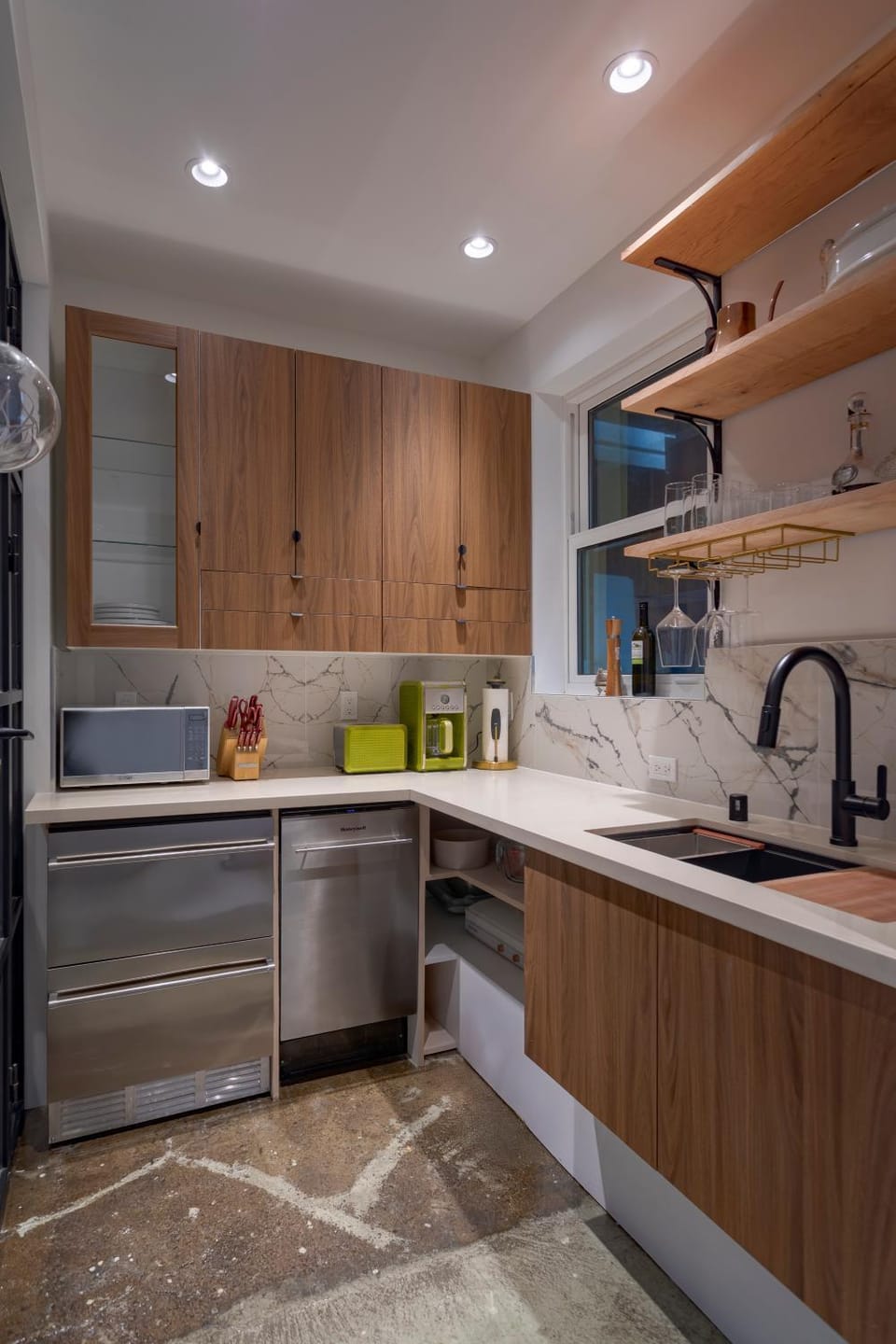 Coffee/tea facilities, Kitchen or kitchenette, dishwasher, microwave, stove, toaster
