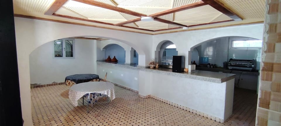 Kitchen or kitchenette, Internal: Not applicable to any particular room
