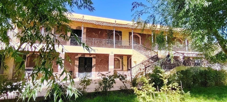 Property building, Day, Balcony/Terrace