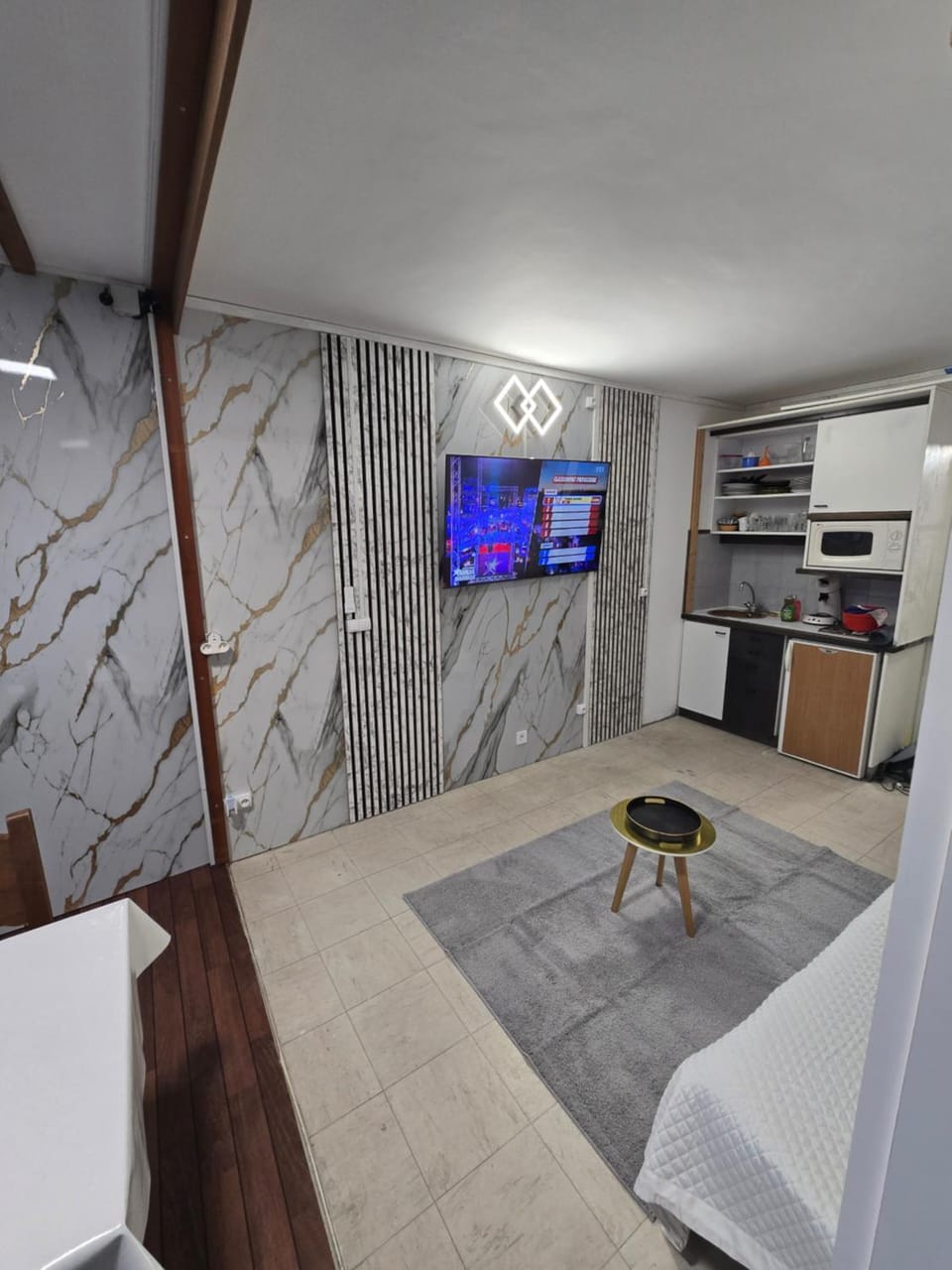 Bed, TV and multimedia, Kitchen or kitchenette, Dining area, stove
