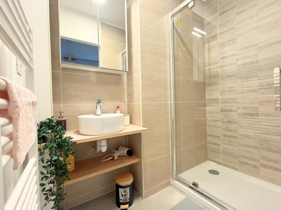 Shower, Bathroom, towels