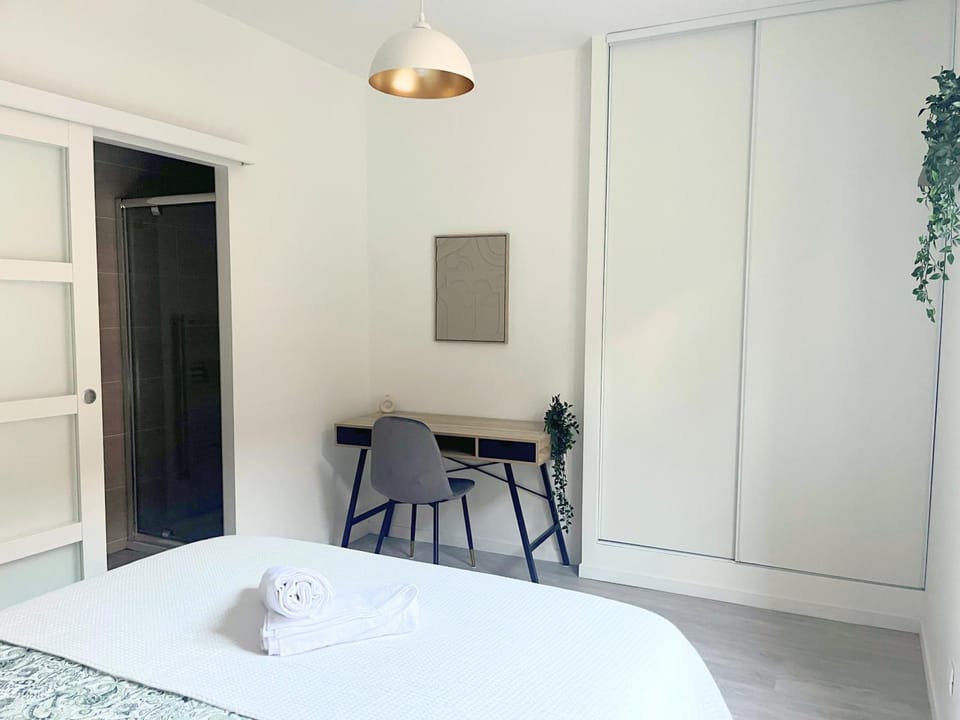 Photo of the whole room, Seating area, Bedroom