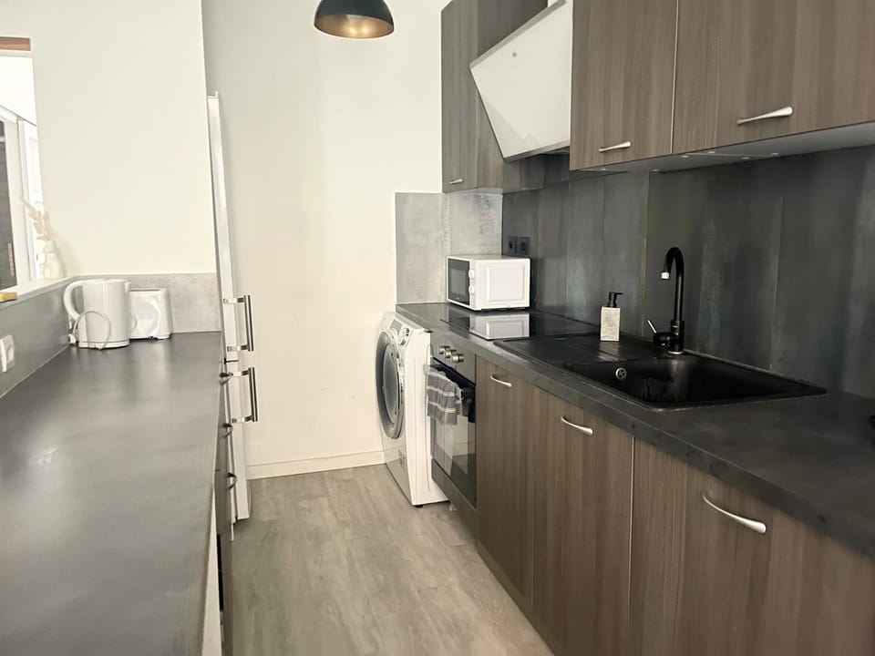 Coffee/tea facilities, Kitchen or kitchenette, dishwasher, oven, toaster