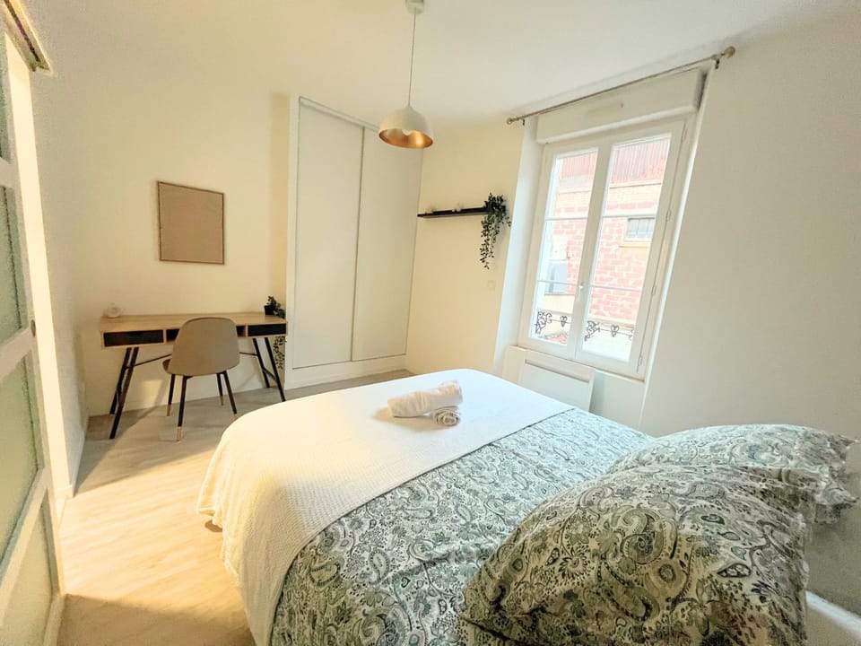 Bed, Photo of the whole room, Bedroom, towels