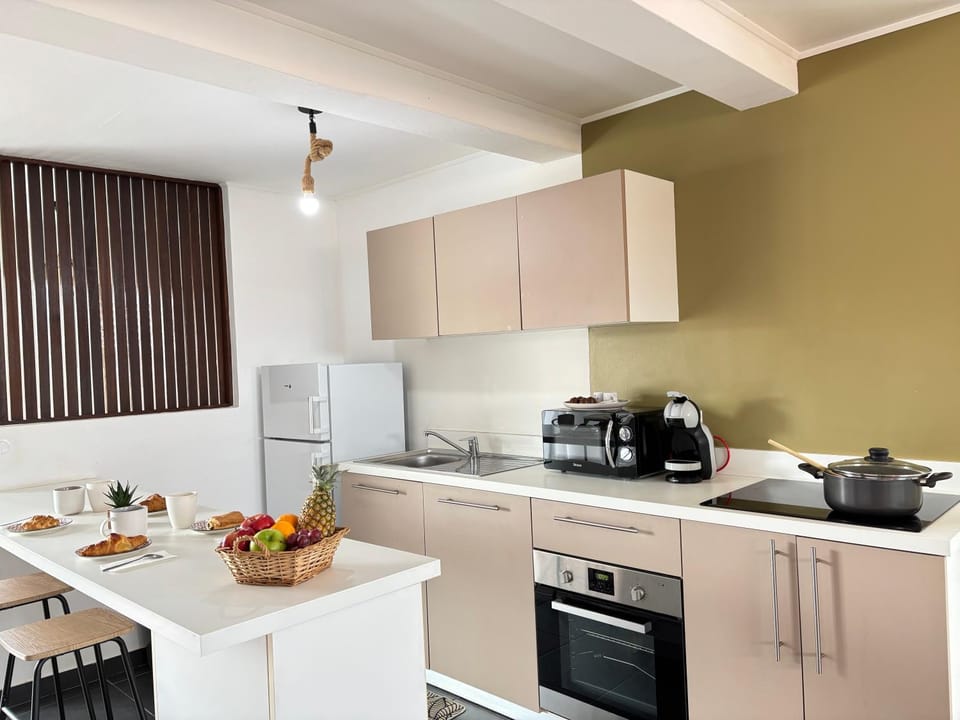 Coffee/tea facilities, Kitchen or kitchenette, Food and drinks, Dining area, Food, oven, stove, toaster