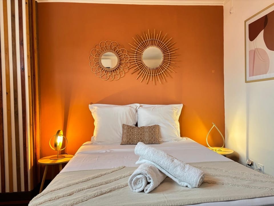 Bed, Photo of the whole room, Bedroom, towels