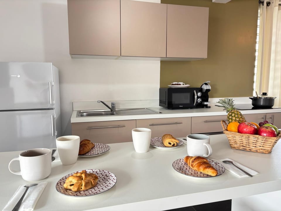 Coffee/tea facilities, Kitchen or kitchenette, Food and drinks, Dining area, Food, Breakfast, oven, stove, toaster
