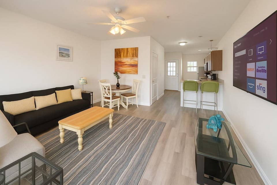 Cheerful 3-br cottage with pool, 2 blocks to beach, free parking House in Myrtle Beach