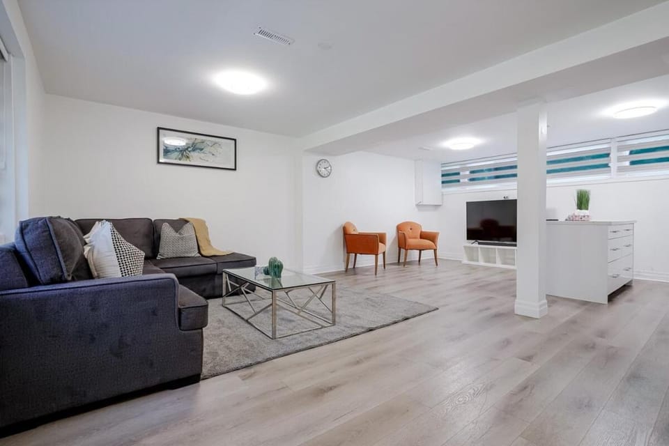 2 Bed 2 Bath Bunglow in Mississauga Yyz PortCredit House in Mississauga