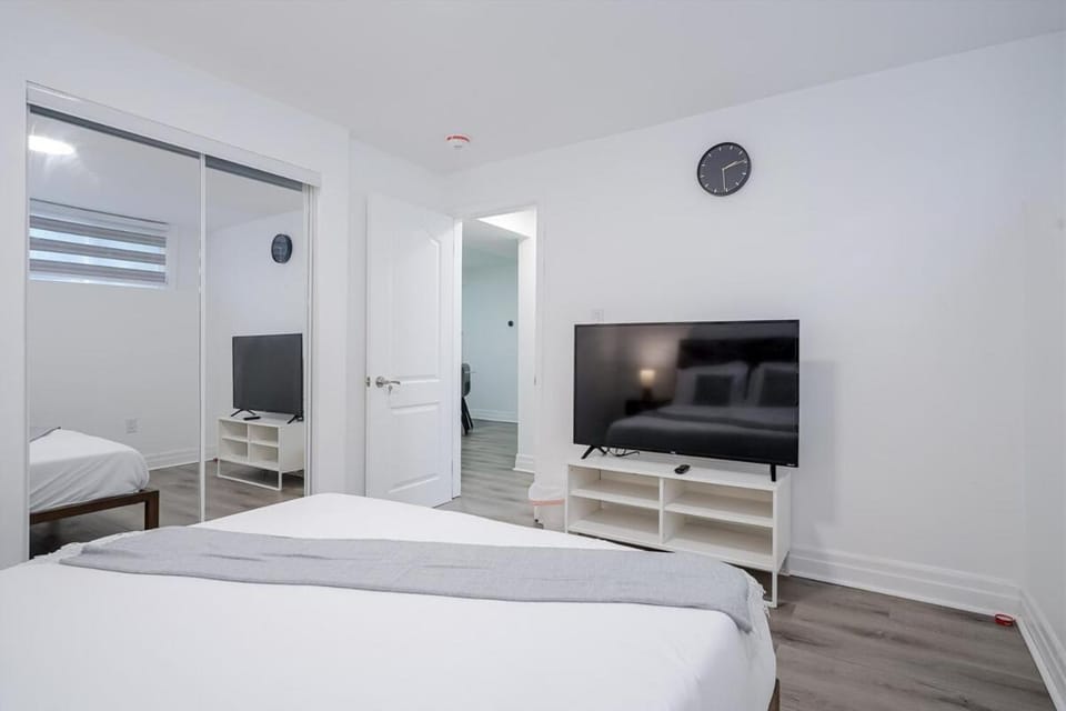 2 Bed 2 Bath Bunglow in Mississauga Yyz PortCredit House in Mississauga