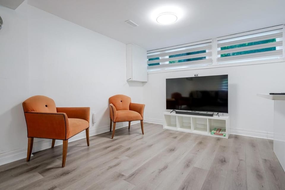 2 Bed 2 Bath Bunglow in Mississauga Yyz PortCredit House in Mississauga