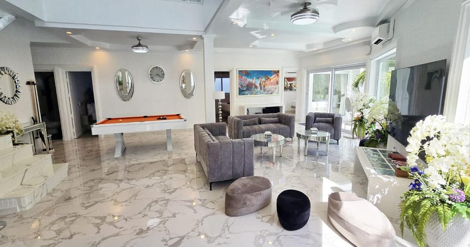 Communal lounge/ TV room, TV and multimedia, Living room, Seating area, Dining area, Evening entertainment, air conditioner