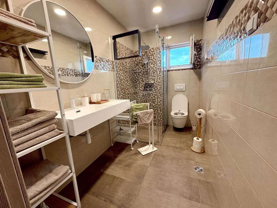 Shower, Toilet, Bathroom, towels