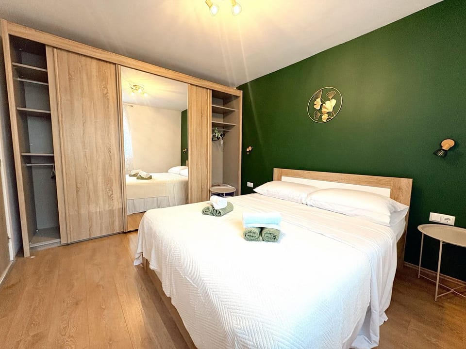 Bed, Bedroom, towels, wardrobe