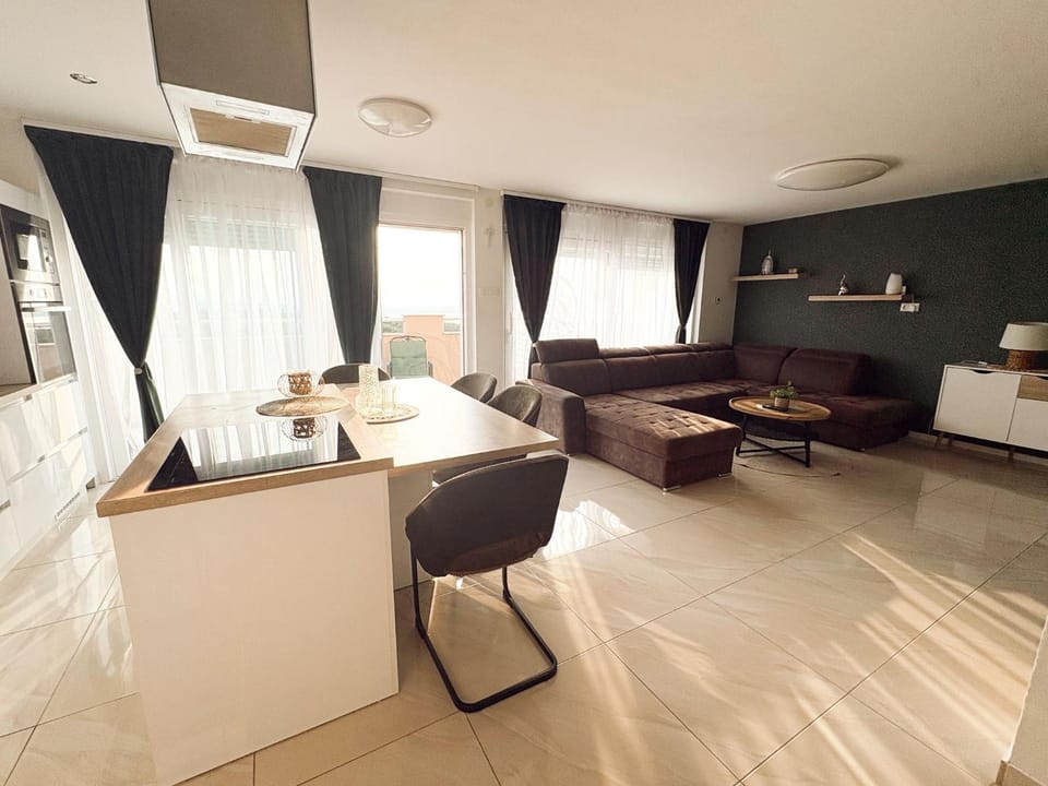 TV and multimedia, Living room, Seating area, air conditioner