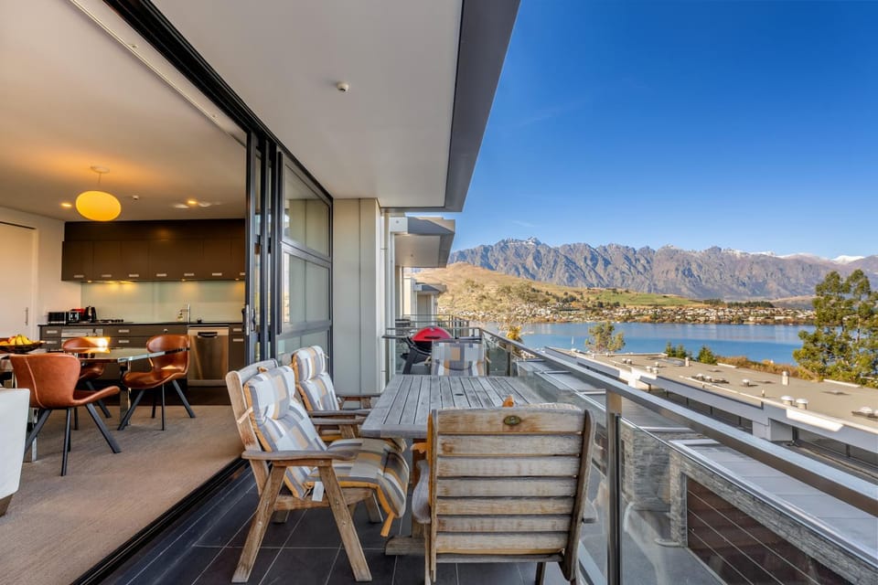 Balcony/Terrace, Seating area, Dining area, Lake view, Mountain view