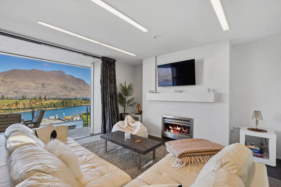 TV and multimedia, Living room, Seating area, Mountain view