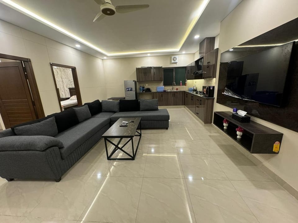 Communal lounge/ TV room, TV and multimedia, Living room, Seating area, Evening entertainment