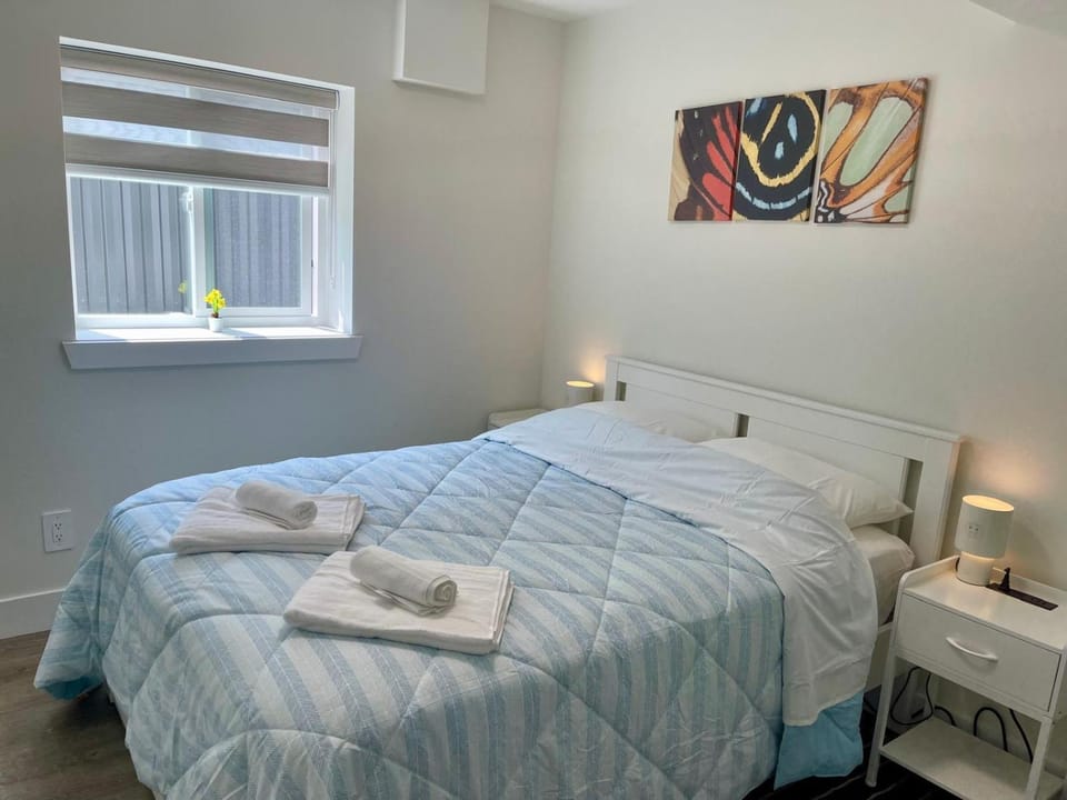 Bed, towels