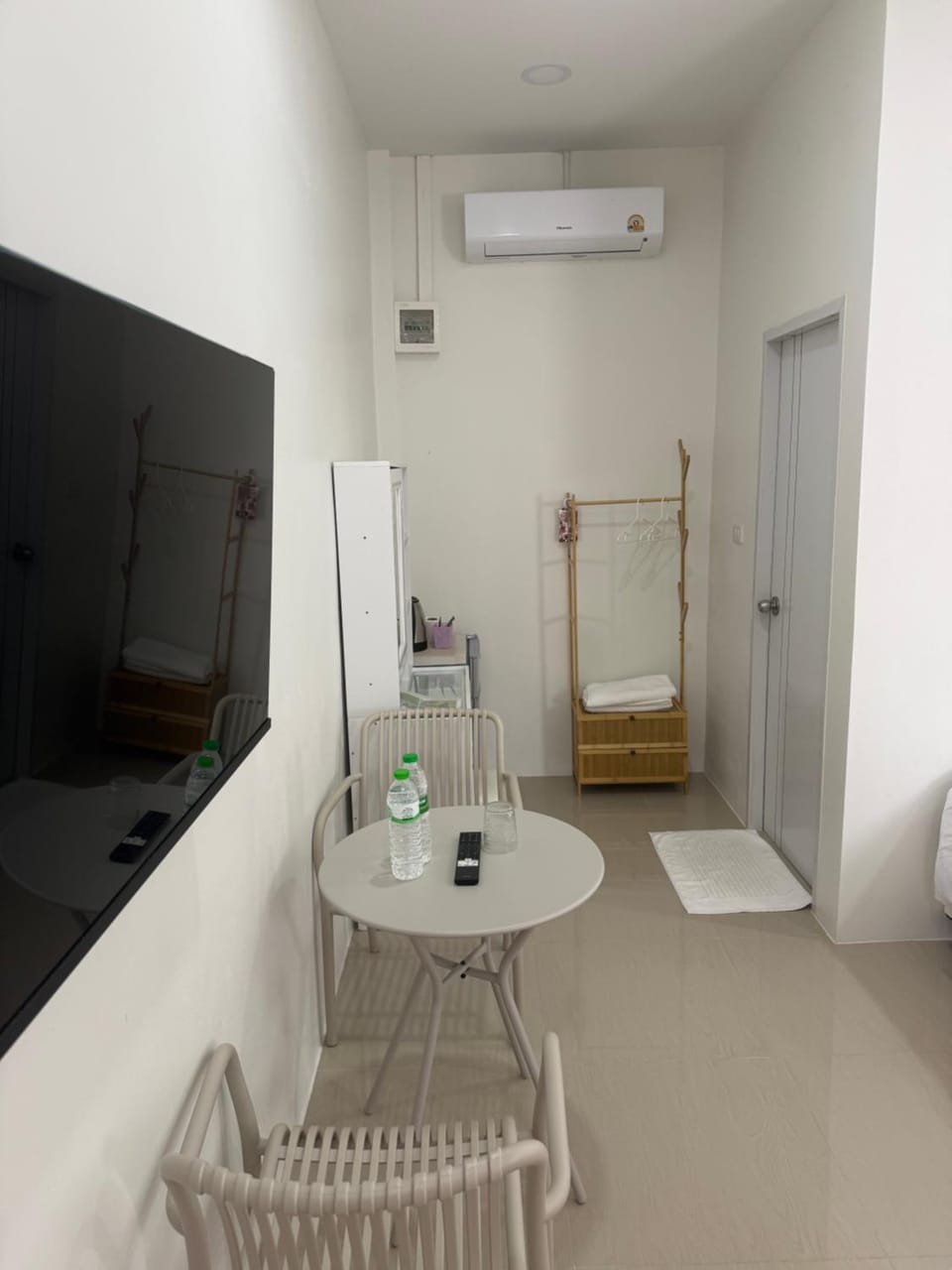 Seating area, Dining area, air conditioner