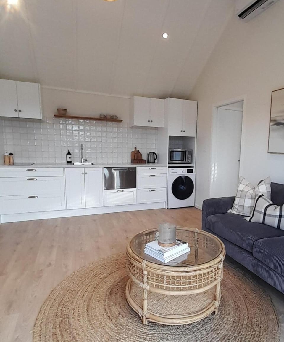 Coulson Cottage House in West Coast