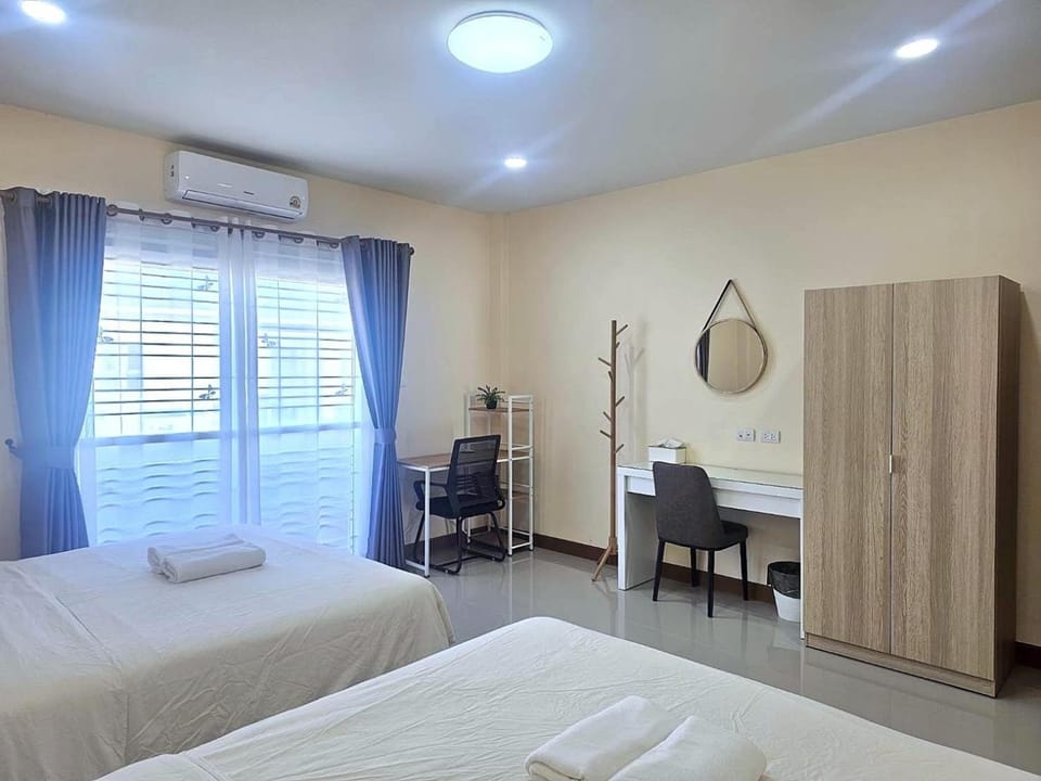 Photo of the whole room, Bedroom, wardrobe, air conditioner