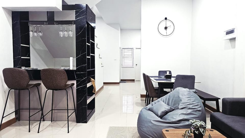 Restaurant/places to eat, Living room, Dining area, minibar