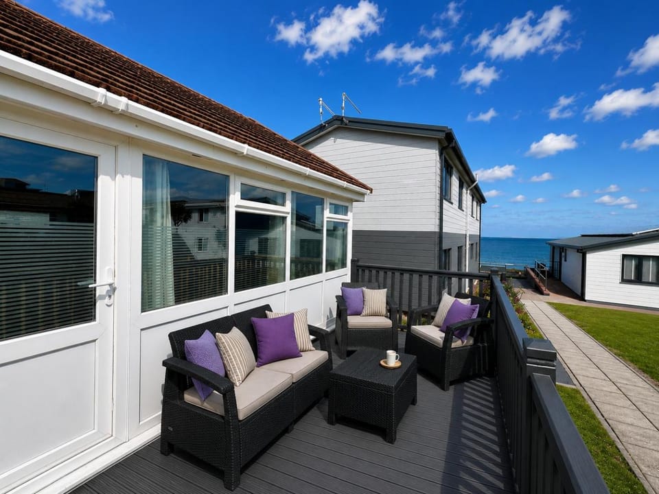 Beach Cottage 33, Just a Short Stroll to the Beach Chalet in Westward Ho