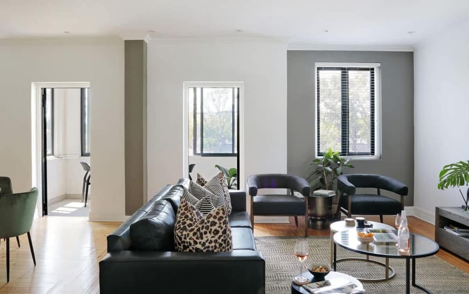 Modern Green Point Apartment withPool Access Apartment in Cape Town