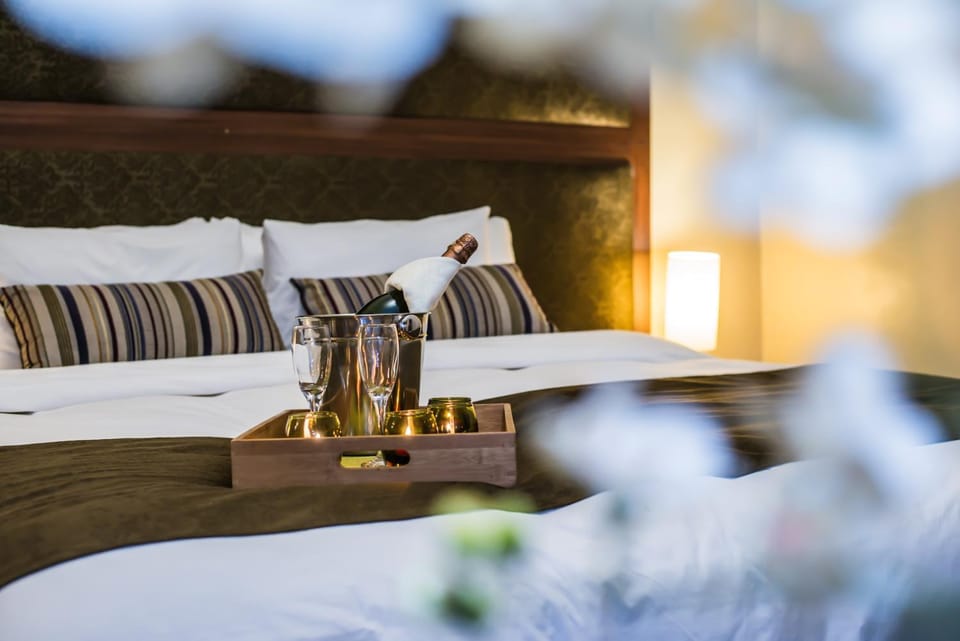 Bed, Bedroom, Alcoholic drinks