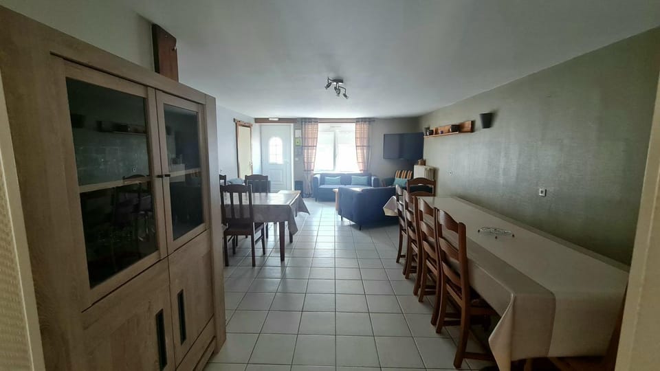 TV and multimedia, Living room, Seating area, Dining area