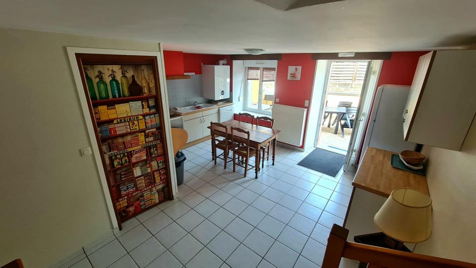 Kitchen or kitchenette, Dining area, oven