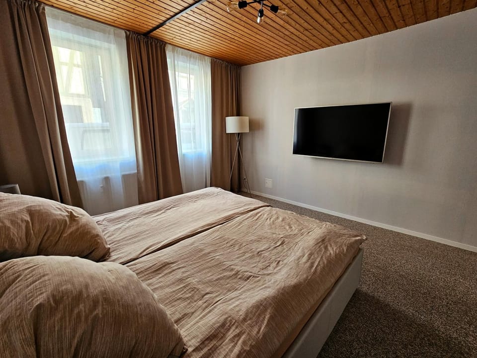 Bed, TV and multimedia, Bedroom