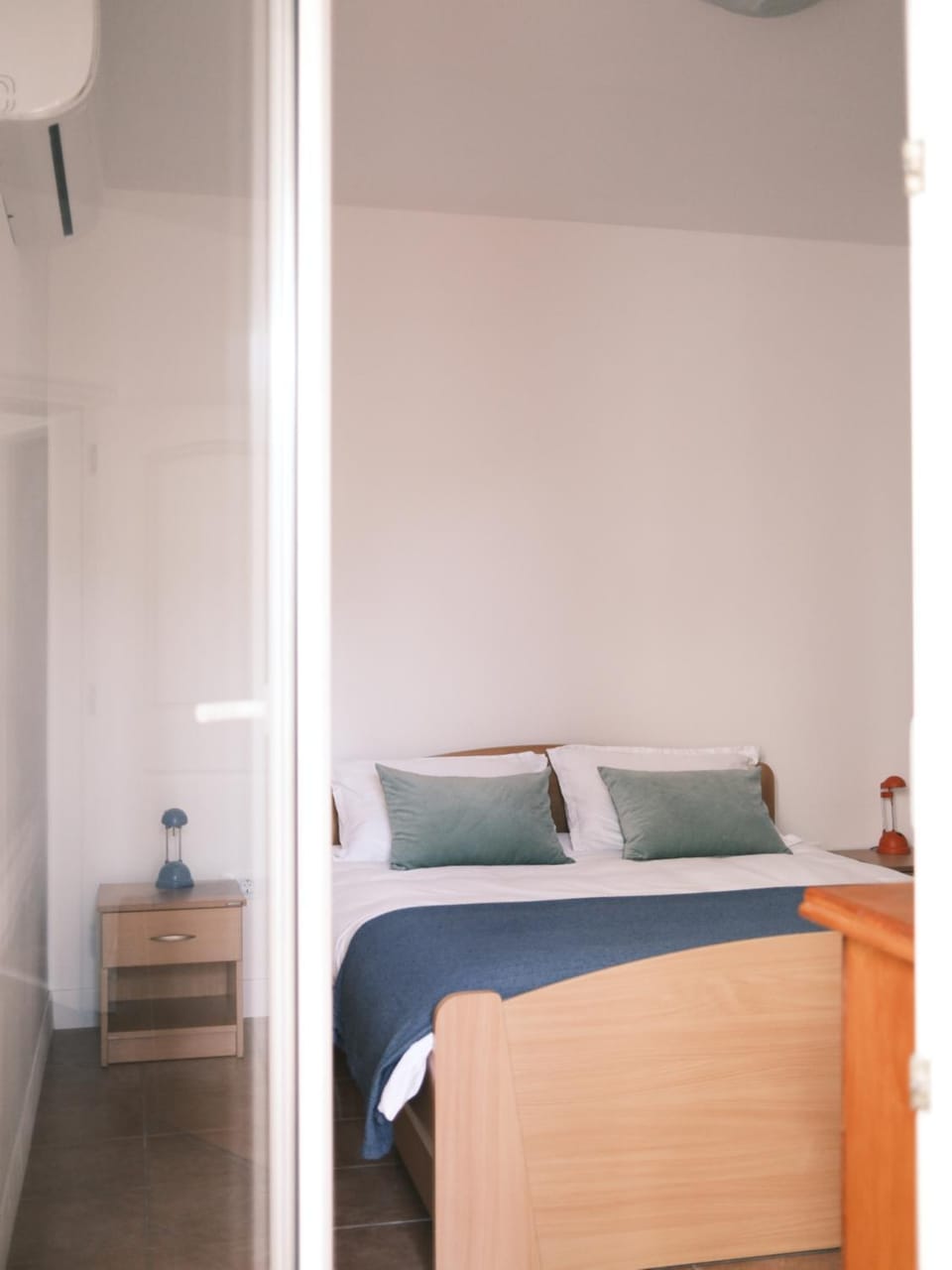 Bed, Bedroom, heating, air conditioner