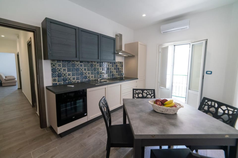 Kitchen or kitchenette, Food and drinks, Food, oven, stove
