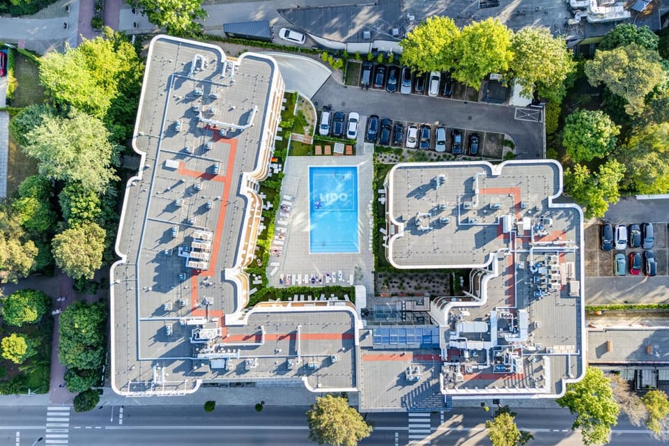 Property building, Neighbourhood, Bird's eye view, City view, Pool view, Street view, Swimming pool, Location