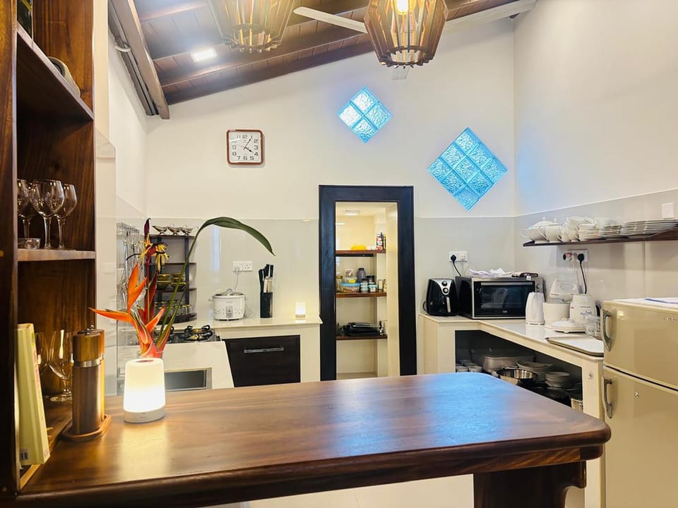 Kitchen or kitchenette, Dining area, oven, stove