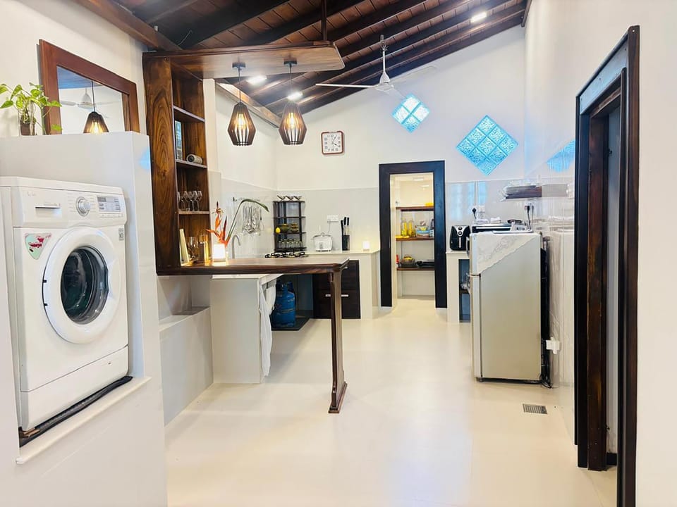 Kitchen or kitchenette, oven, washing machine