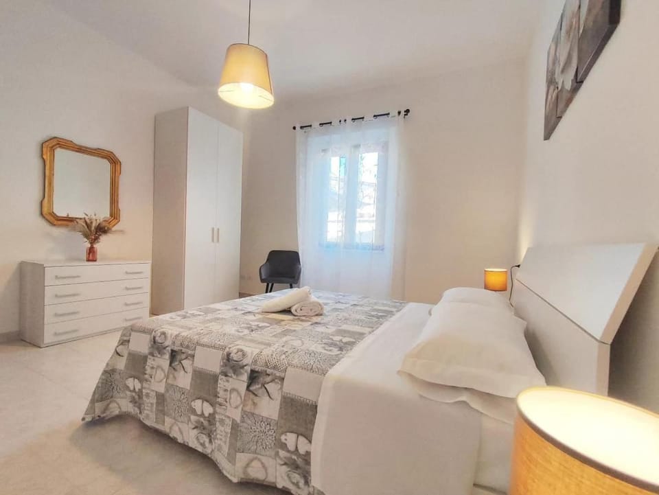 Bed, Photo of the whole room, wardrobe