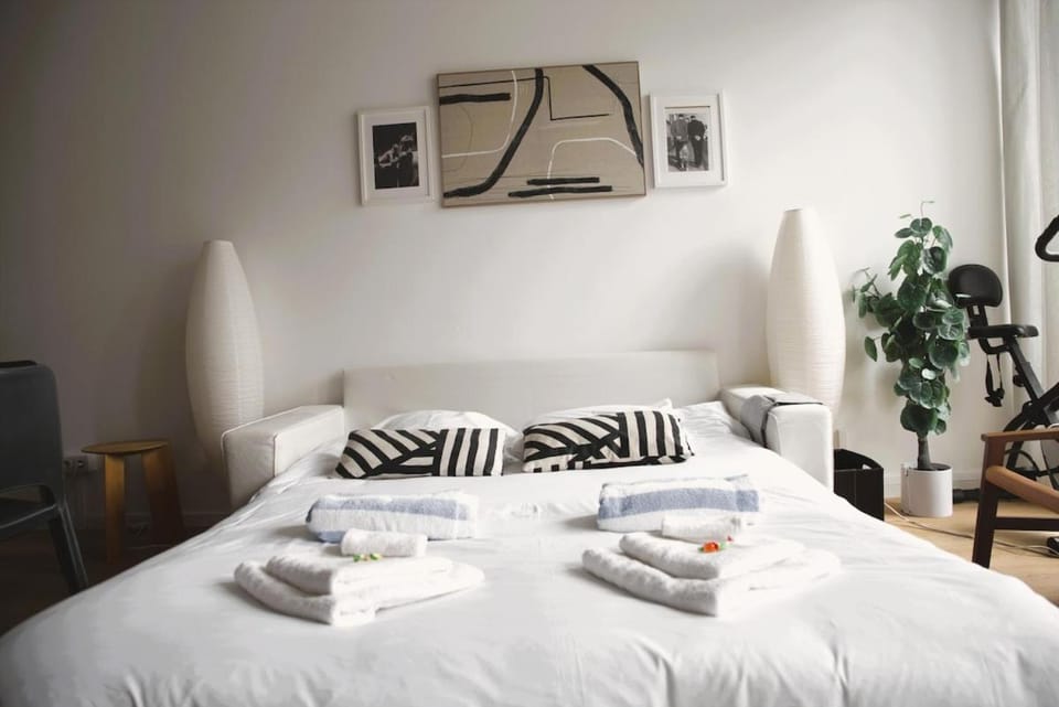 Modern & Sunny 1BR Apartment with swimming pool Apartment in Luxembourg