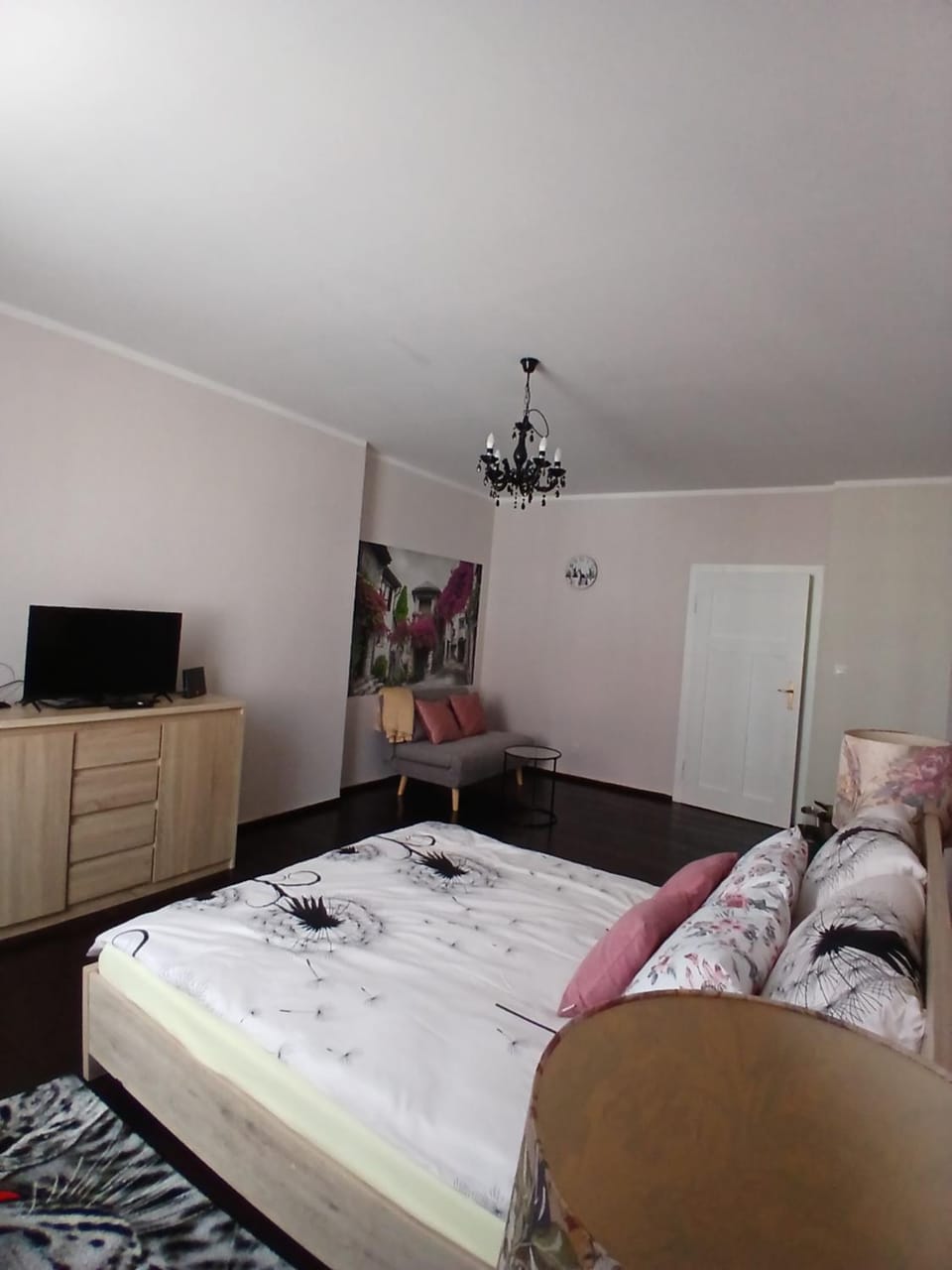 TV and multimedia, Photo of the whole room, Seating area, Bedroom