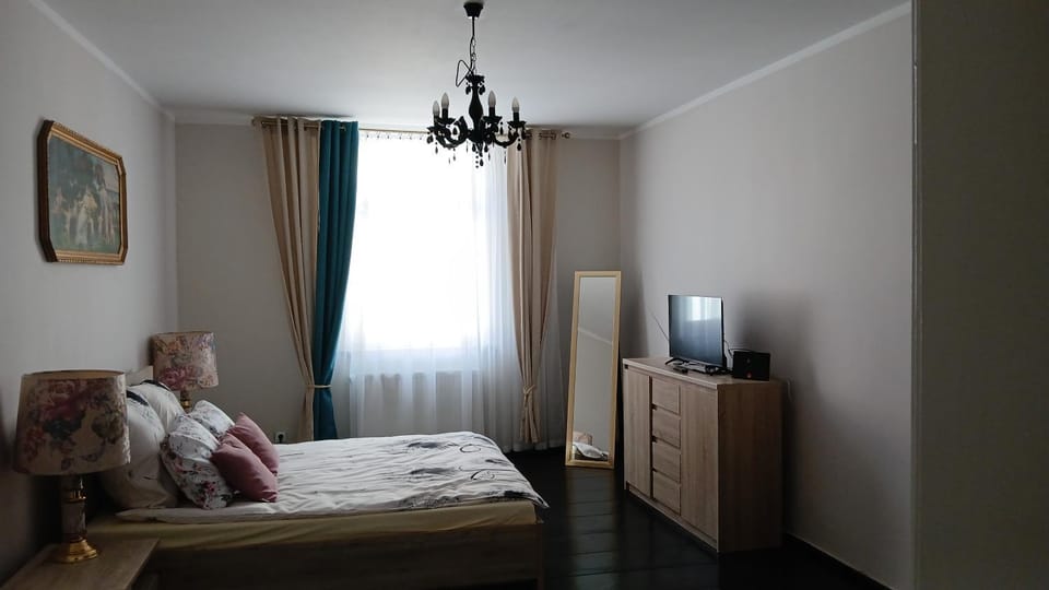 Bed, TV and multimedia, Bedroom